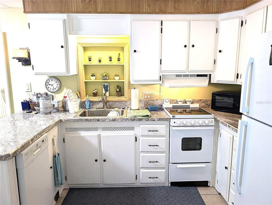 For Sale: $119,000 (2 beds, 1 baths, 686 Square Feet)
