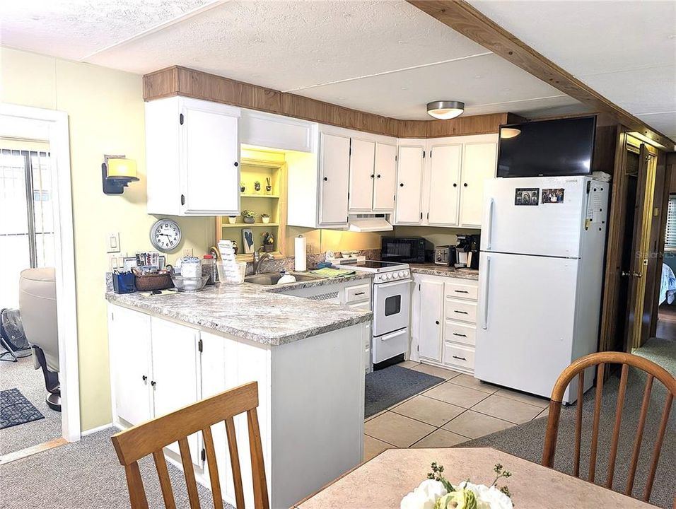 For Sale: $119,000 (2 beds, 1 baths, 686 Square Feet)