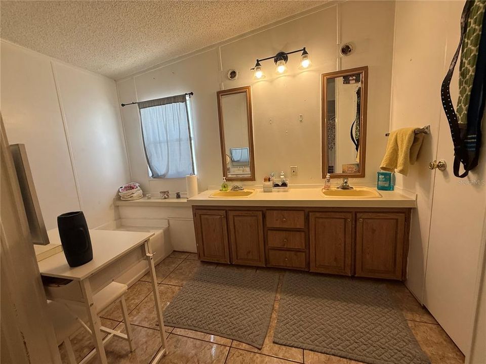 For Sale: $155,900 (3 beds, 2 baths, 1497 Square Feet)