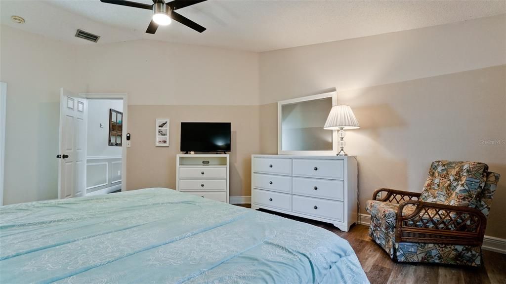 For Sale: $659,900 (3 beds, 2 baths, 1946 Square Feet)