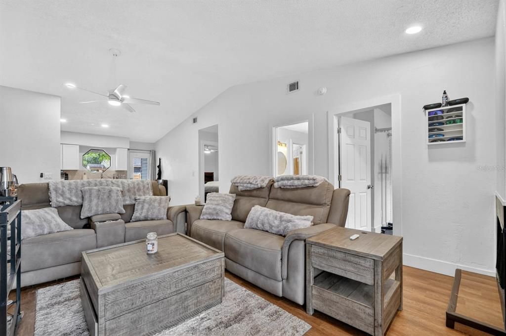 For Sale: $190,000 (2 beds, 1 baths, 921 Square Feet)