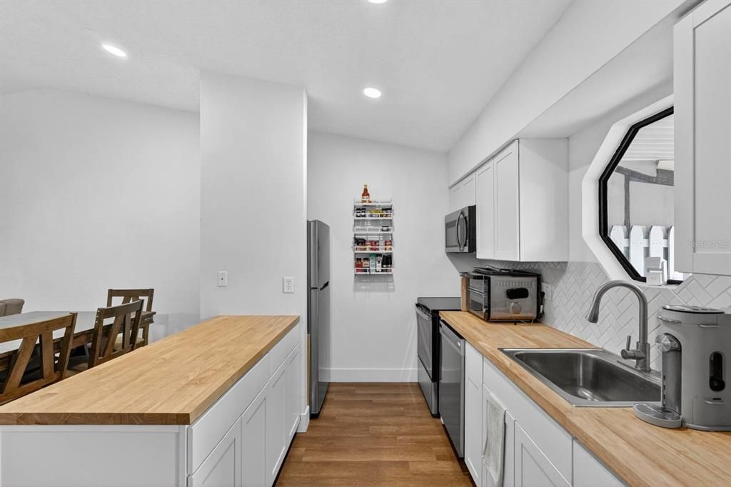 For Sale: $190,000 (2 beds, 1 baths, 921 Square Feet)