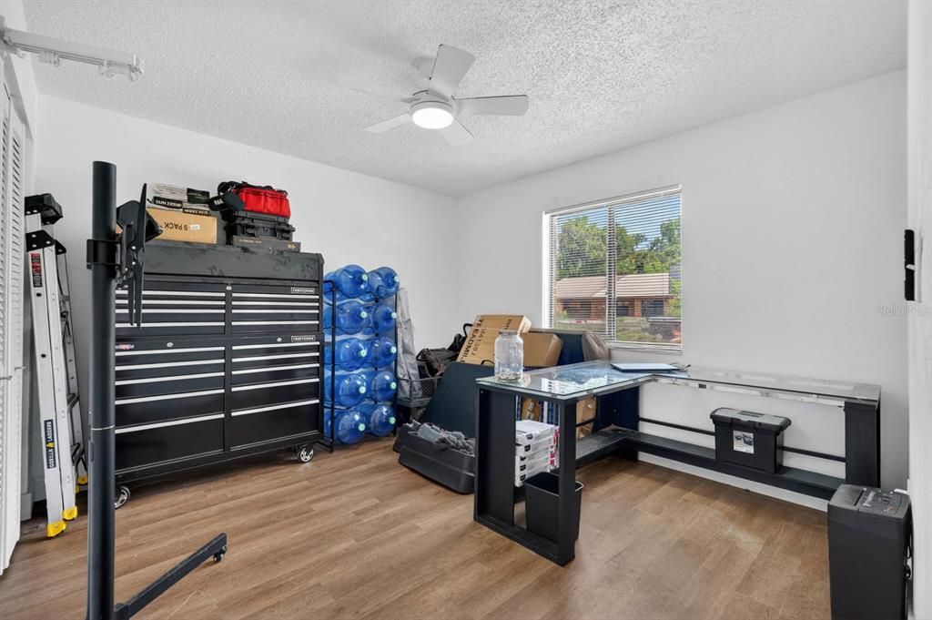 For Sale: $190,000 (2 beds, 1 baths, 921 Square Feet)