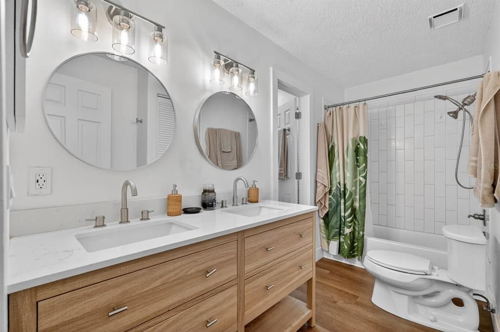 For Sale: $190,000 (2 beds, 1 baths, 921 Square Feet)