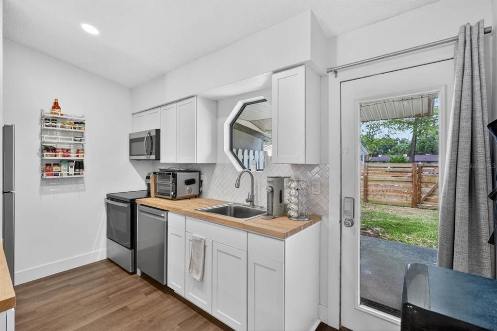 For Sale: $190,000 (2 beds, 1 baths, 921 Square Feet)