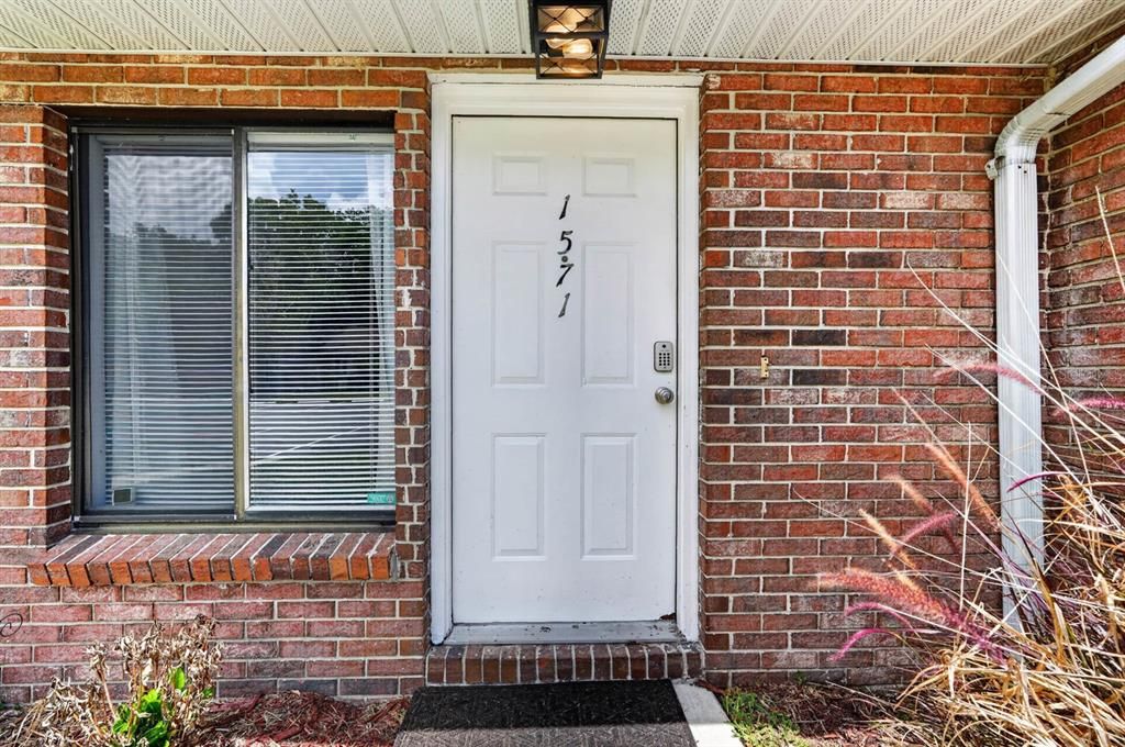 For Sale: $190,000 (2 beds, 1 baths, 921 Square Feet)