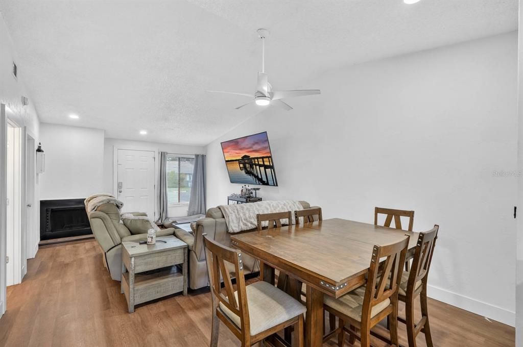For Sale: $190,000 (2 beds, 1 baths, 921 Square Feet)