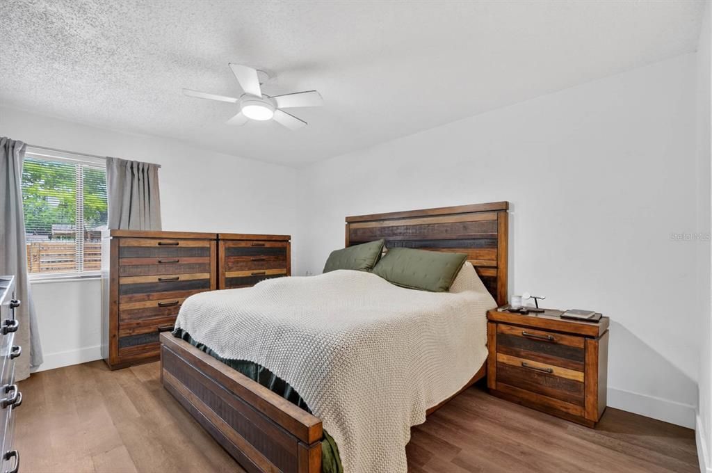 For Sale: $190,000 (2 beds, 1 baths, 921 Square Feet)
