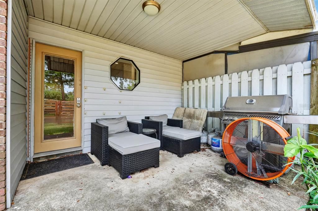 For Sale: $190,000 (2 beds, 1 baths, 921 Square Feet)