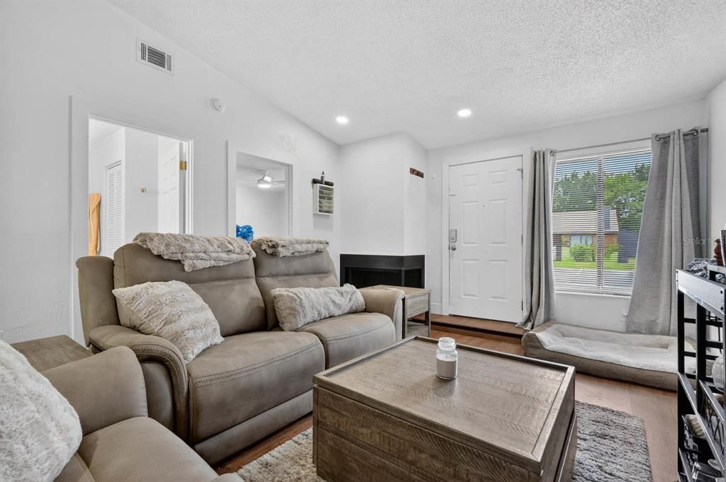 For Sale: $190,000 (2 beds, 1 baths, 921 Square Feet)