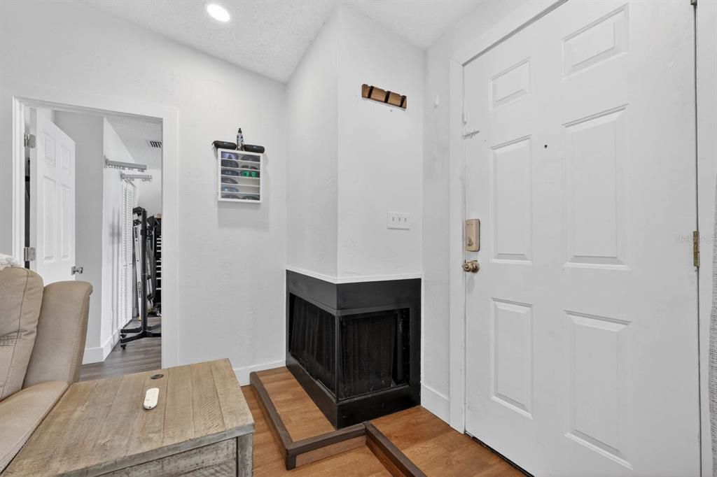 For Sale: $190,000 (2 beds, 1 baths, 921 Square Feet)