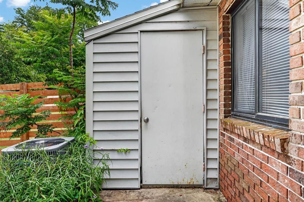 For Sale: $190,000 (2 beds, 1 baths, 921 Square Feet)