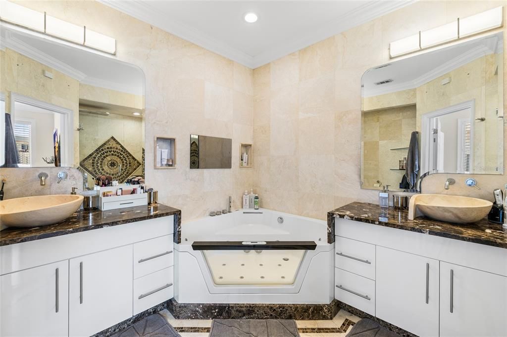 For Sale: $499,999 (3 beds, 2 baths, 2044 Square Feet)