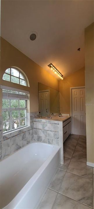 For Sale: $369,900 (2 beds, 2 baths, 1294 Square Feet)