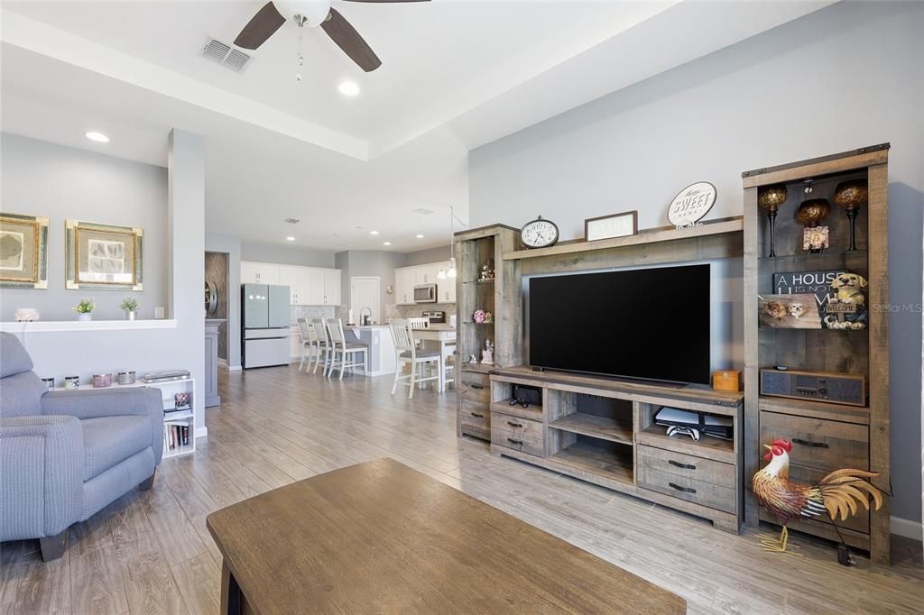 For Sale: $355,000 (4 beds, 2 baths, 1959 Square Feet)