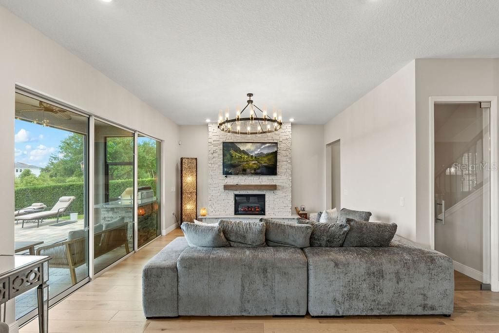 For Sale: $1,099,000 (6 beds, 5 baths, 3942 Square Feet)