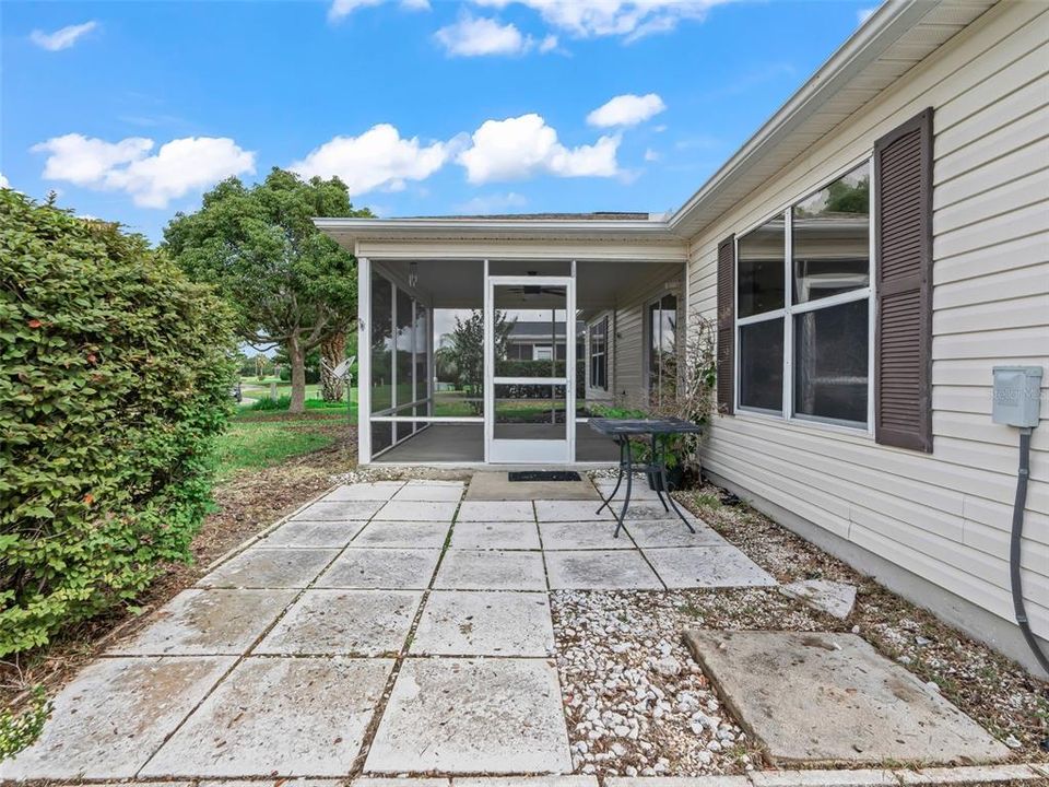 For Rent: $2,000 (3 beds, 2 baths, 1205 Square Feet)