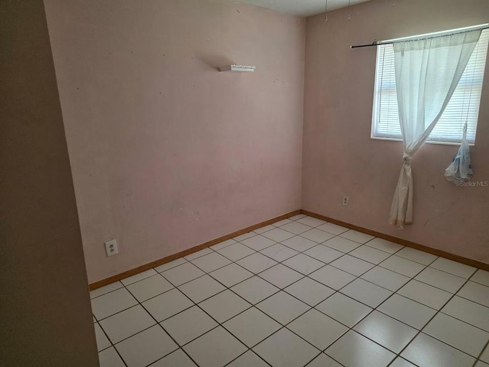 Activo con contrato: $275,000 (4 camas, 2 baños, 1570 Pies cuadrados)