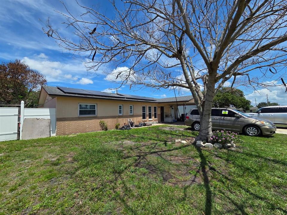Activo con contrato: $275,000 (4 camas, 2 baños, 1570 Pies cuadrados)