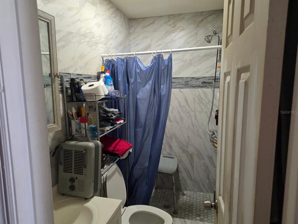 Activo con contrato: $275,000 (4 camas, 2 baños, 1570 Pies cuadrados)