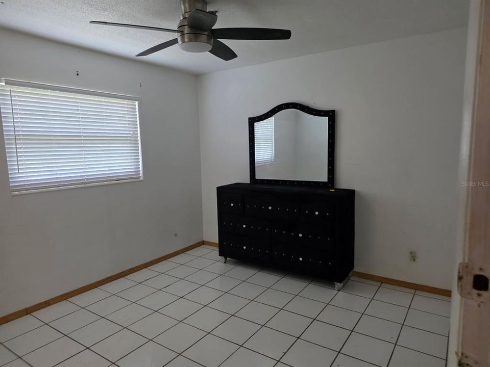 Activo con contrato: $275,000 (4 camas, 2 baños, 1570 Pies cuadrados)