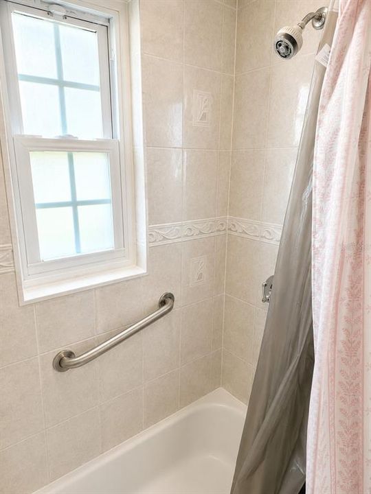 Activo con contrato: $275,000 (4 camas, 2 baños, 1570 Pies cuadrados)