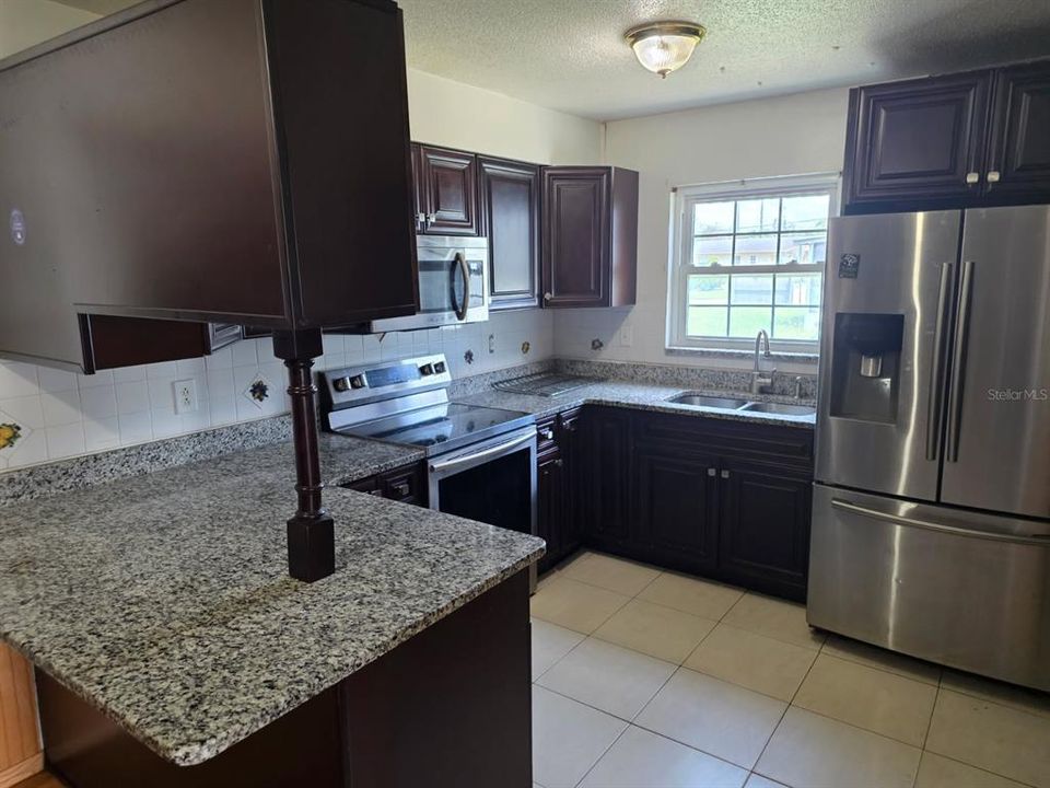 Activo con contrato: $275,000 (4 camas, 2 baños, 1570 Pies cuadrados)