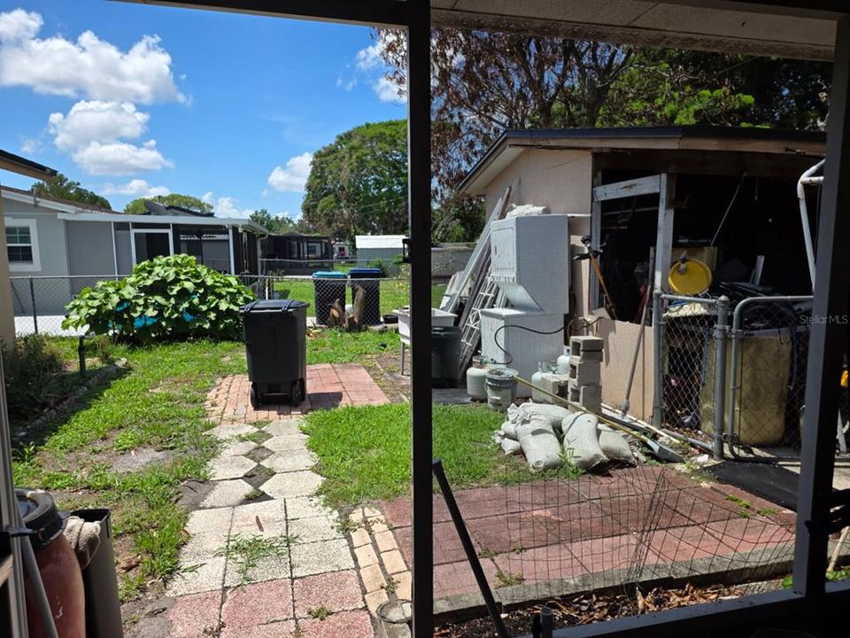 Activo con contrato: $275,000 (4 camas, 2 baños, 1570 Pies cuadrados)