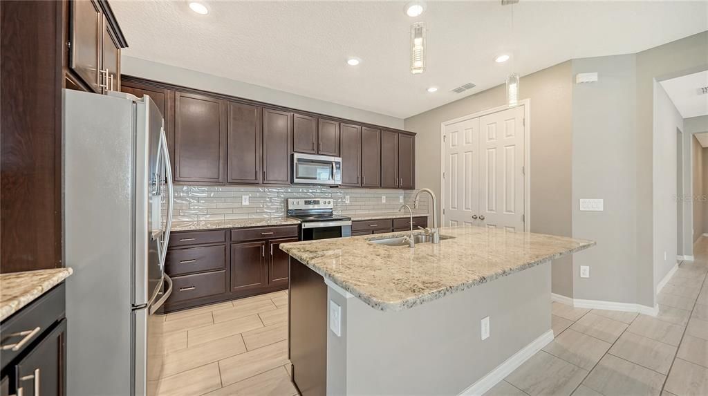 En Venta: $499,000 (4 camas, 3 baños, 2340 Pies cuadrados)