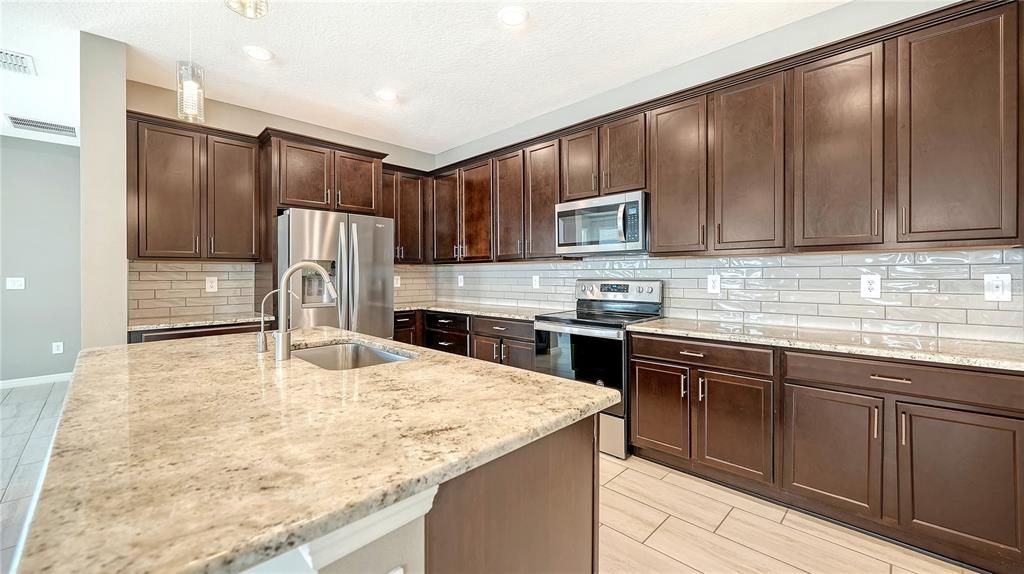 En Venta: $499,000 (4 camas, 3 baños, 2340 Pies cuadrados)