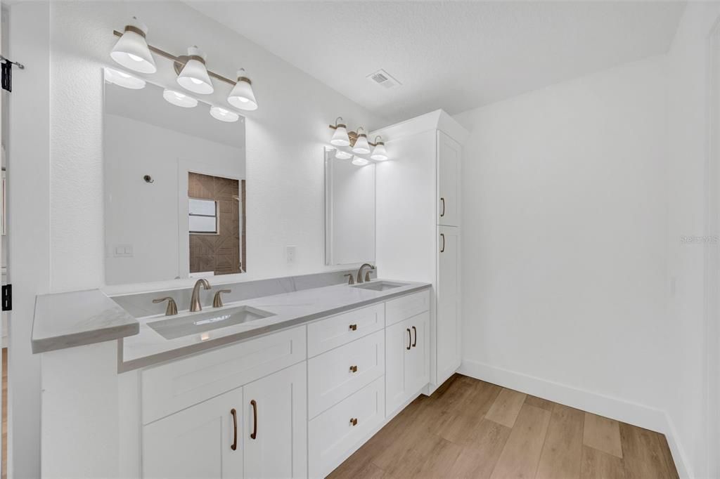 En Venta: $559,000 (5 camas, 2 baños, 2021 Pies cuadrados)