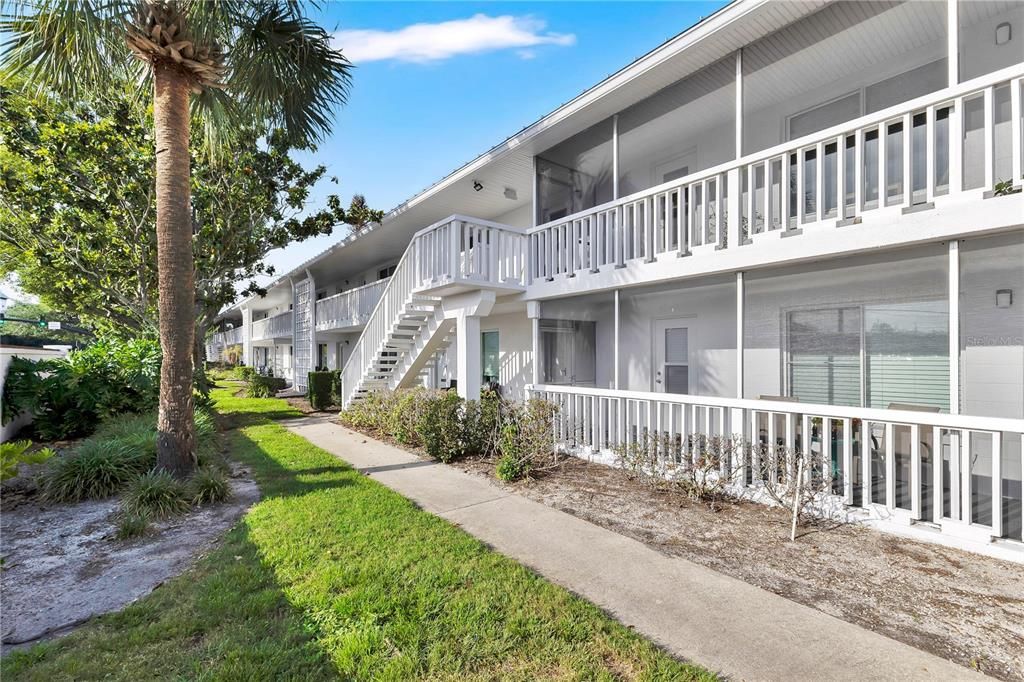 For Sale: $325,000 (2 beds, 1 baths, 816 Square Feet)