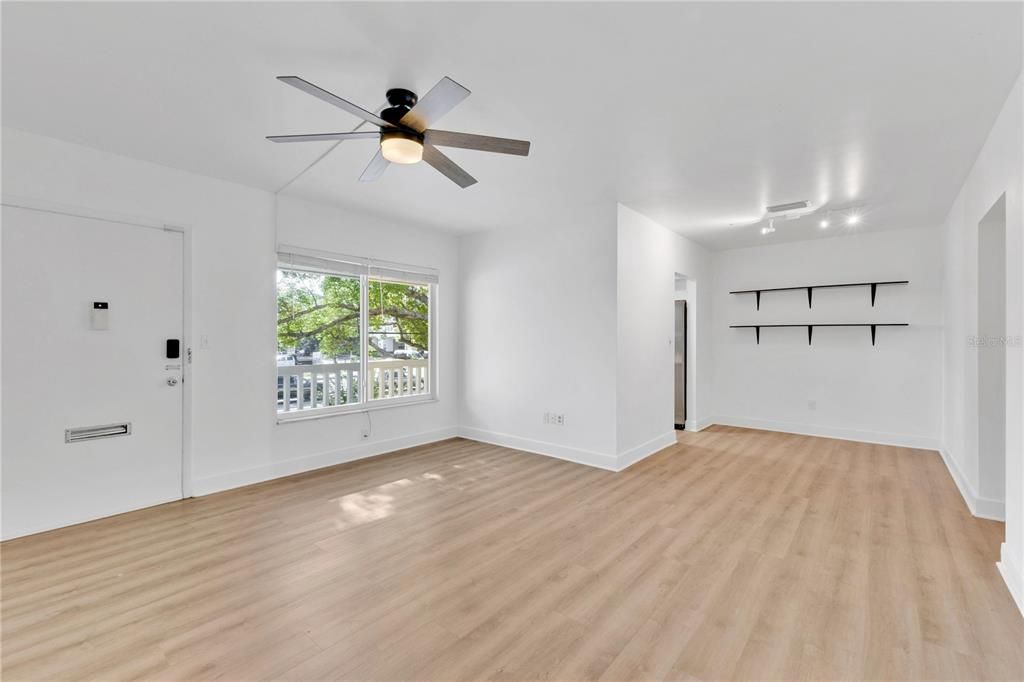 For Sale: $325,000 (2 beds, 1 baths, 816 Square Feet)