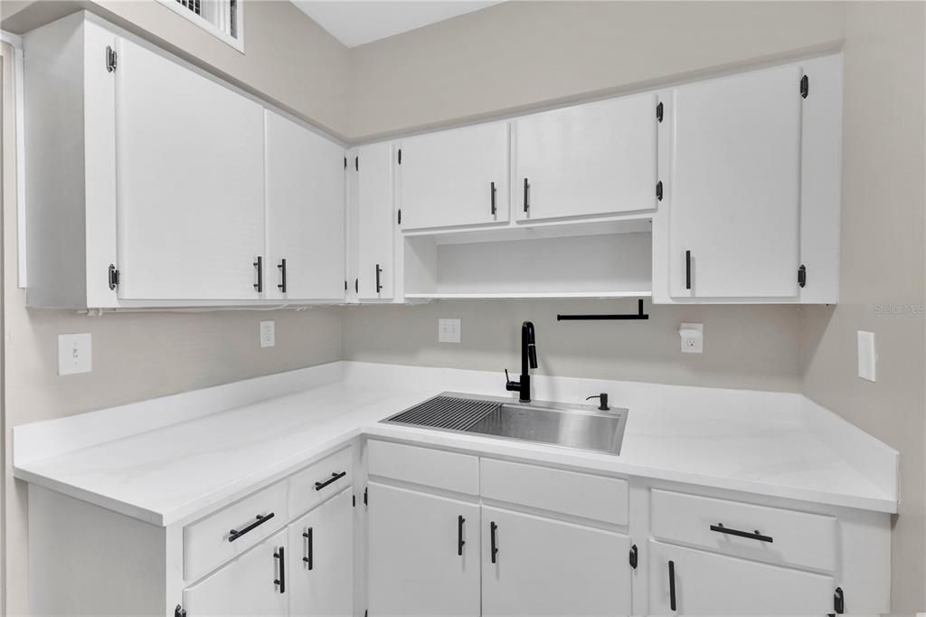 For Sale: $325,000 (2 beds, 1 baths, 816 Square Feet)