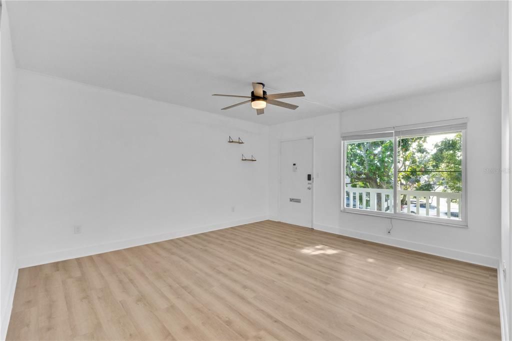 For Sale: $325,000 (2 beds, 1 baths, 816 Square Feet)