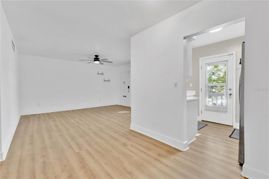 For Sale: $325,000 (2 beds, 1 baths, 816 Square Feet)
