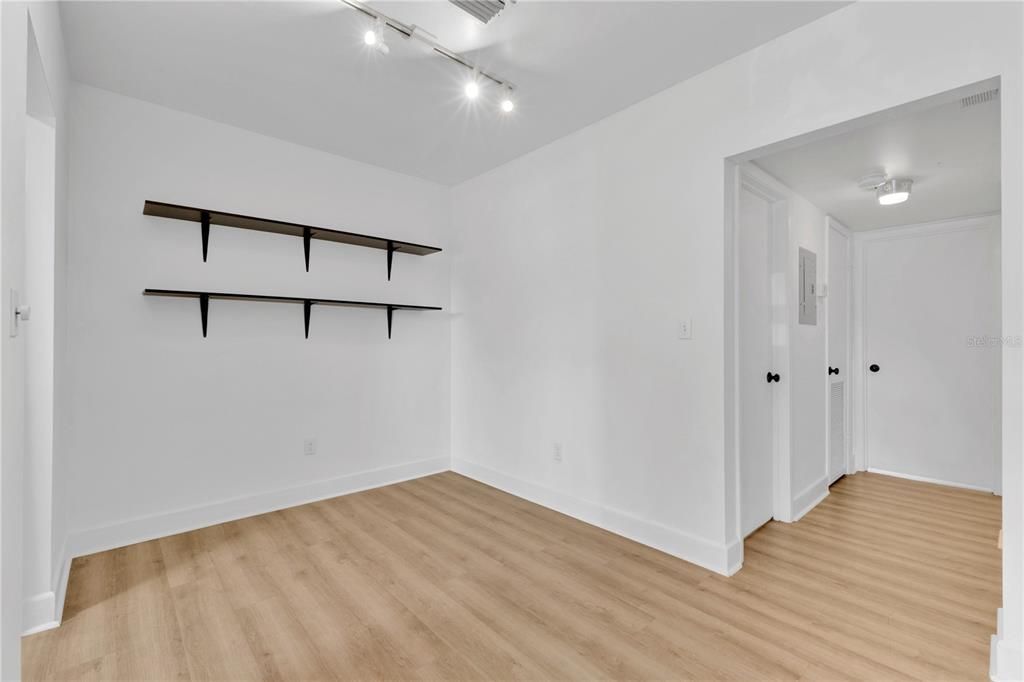 For Sale: $325,000 (2 beds, 1 baths, 816 Square Feet)