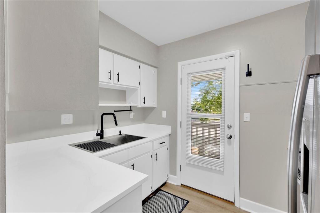 For Sale: $325,000 (2 beds, 1 baths, 816 Square Feet)