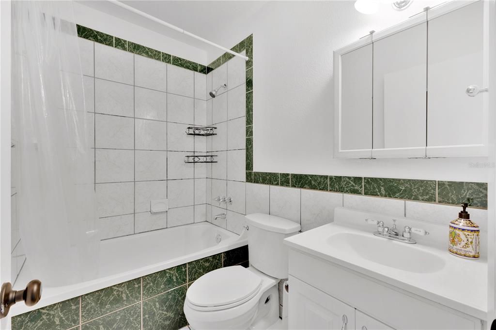 For Sale: $325,000 (2 beds, 1 baths, 816 Square Feet)