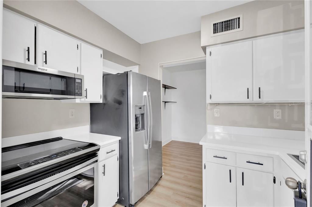 For Sale: $325,000 (2 beds, 1 baths, 816 Square Feet)