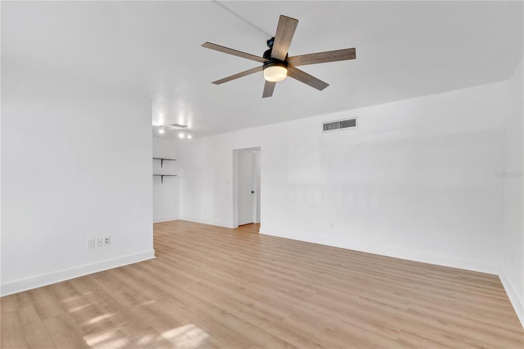 For Sale: $325,000 (2 beds, 1 baths, 816 Square Feet)