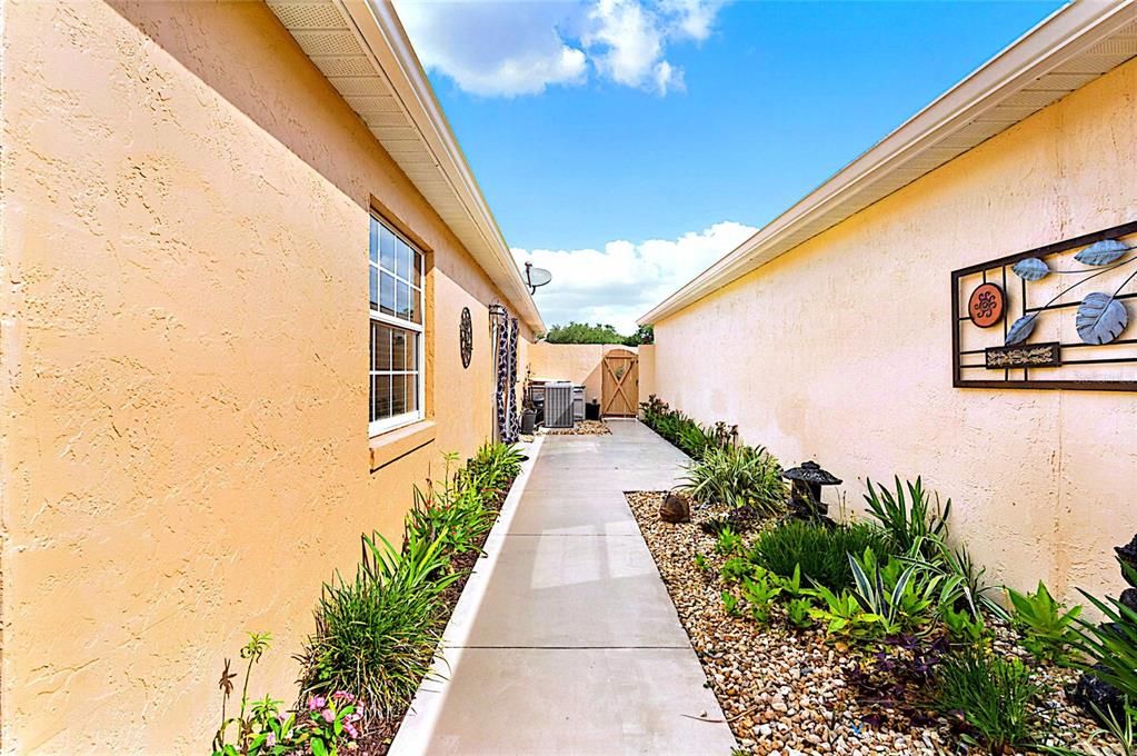 For Sale: $395,000 (2 beds, 2 baths, 1156 Square Feet)