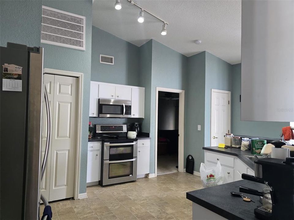 For Sale: $330,000 (3 beds, 2 baths, 1604 Square Feet)