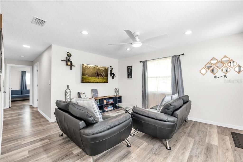 For Sale: $229,000 (3 beds, 1 baths, 975 Square Feet)