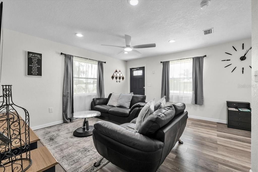 For Sale: $229,000 (3 beds, 1 baths, 975 Square Feet)