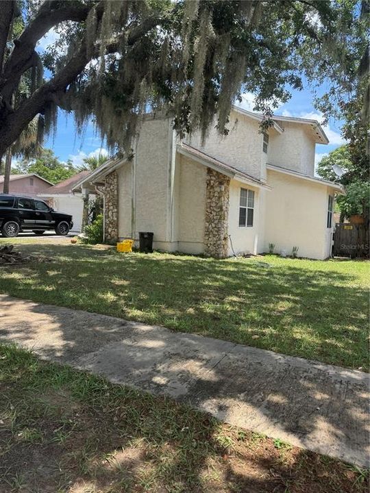 For Sale: $300,000 (3 beds, 3 baths, 1750 Square Feet)