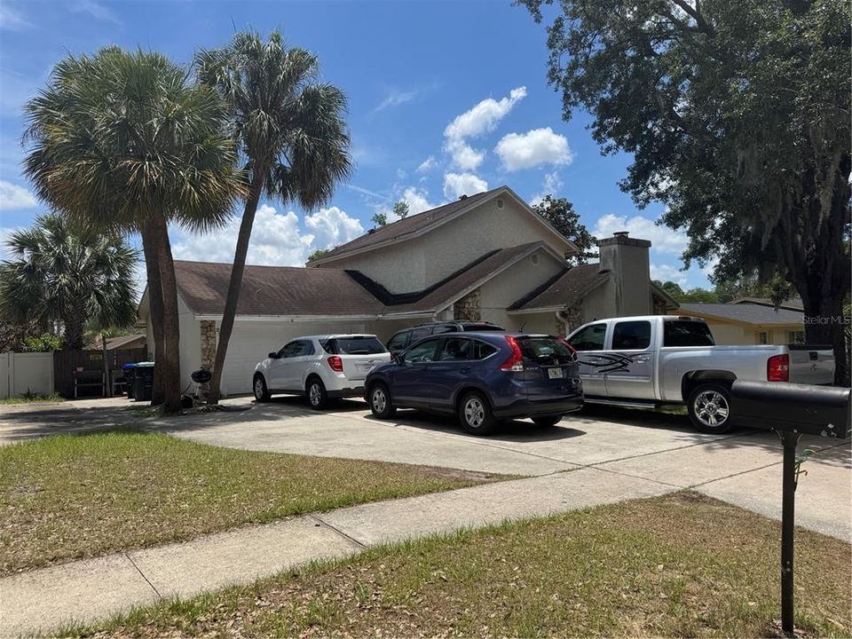 For Sale: $300,000 (3 beds, 3 baths, 1750 Square Feet)