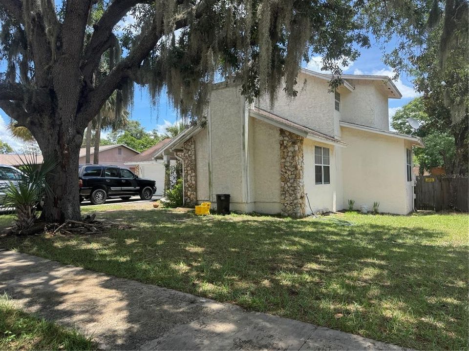 For Sale: $300,000 (3 beds, 3 baths, 1750 Square Feet)