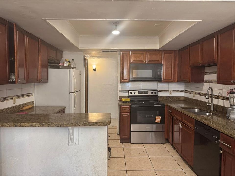 For Sale: $300,000 (3 beds, 3 baths, 1750 Square Feet)