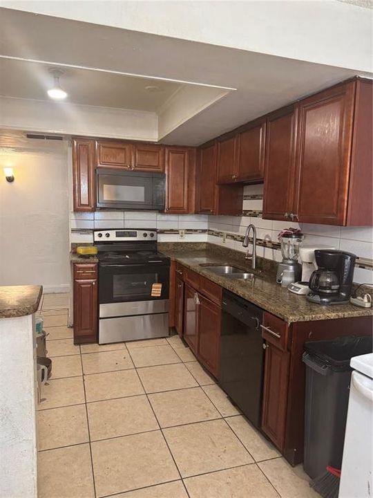 For Sale: $300,000 (3 beds, 3 baths, 1750 Square Feet)